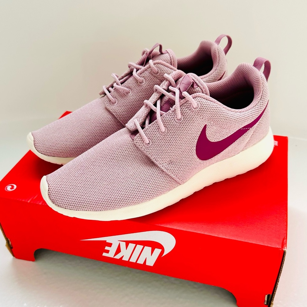 New Women's Nike Roshe One size 9.5